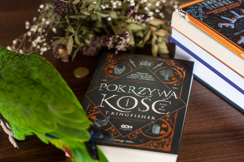 Pokrzywa i kość leży na blacie