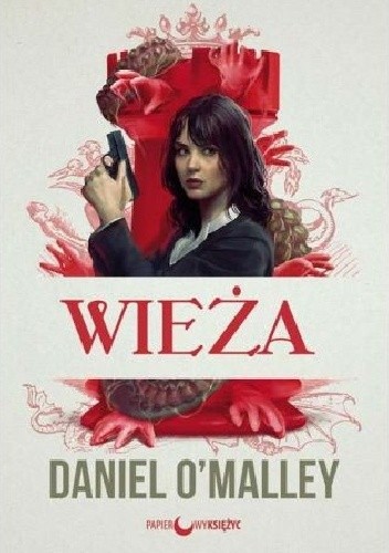 Wieża Daniella O-Malley - okładka przedstawia główną bohaterkę (ciemne włosy, garnitur, biała koszula wystająca spod spodu) trzymającą broń, w tle ilustrowana wieża - recenzja książki urban fantasy