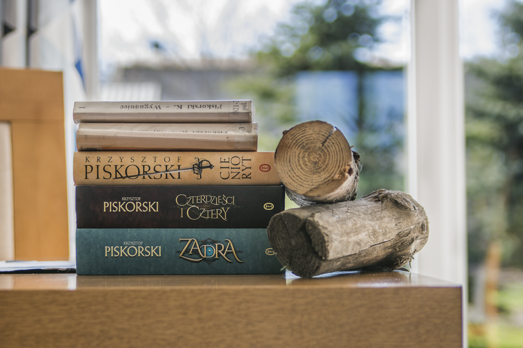 Wygnaniec polska powieść high fantasy magia i miecz recenzja Krzysztof Piskorski