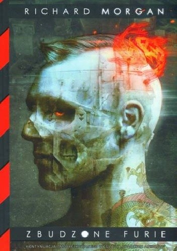 Zbudzone furie Richarta Morgana - okładka książki z tytułem i imieniem i nazwiskiem autora. Znajduje się na niej ilustracja futurystycznego człowieka, portret, twarz przypomina czaszkę, czerwone oczy, tatuaż smoka na szyi. Ilustracja do recenzji cyberpunkowej powieści SF