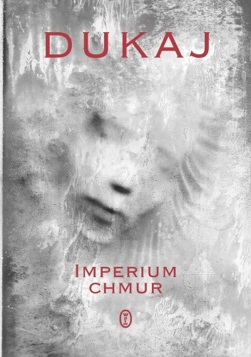 Imperium Chmur Jacka Dukaja - okładka książki w szarym kolorze, przedstawiająca twarz wyłaniającą się spod czegoś - ilustracja do recenzji książki inspirowanej haiku