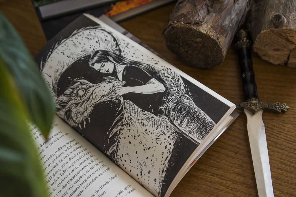 Bogowie muszą być szaleni Dora Wilk recenzja polskiej książki urban fantasy