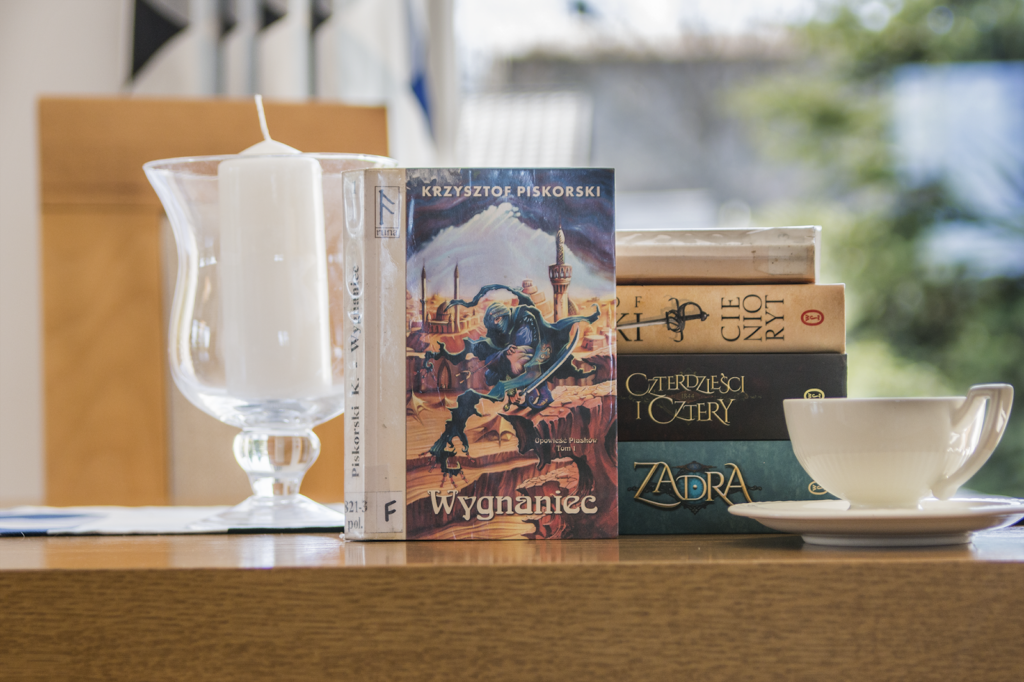 Wygnaniec polska powieść high fantasy magia i miecz recenzja Krzysztof Piskorski