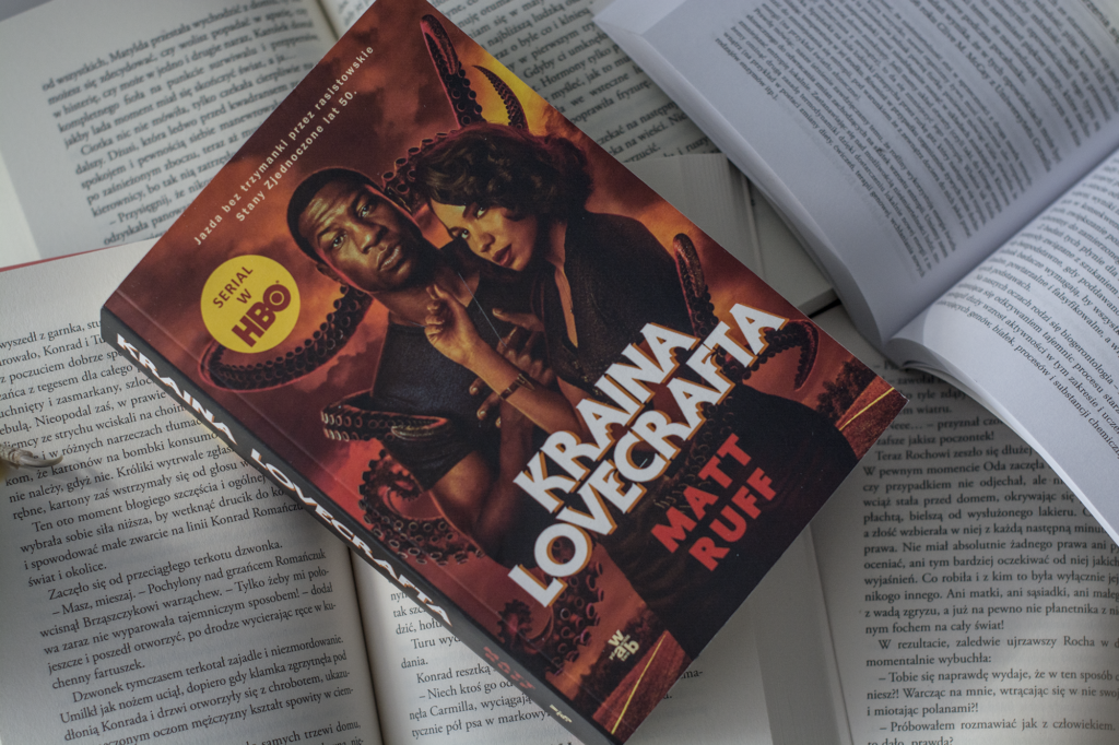 Kraina Lovecrafta Matt Ruff - książka leży na innych otwarych książkach - ilustracja do recenzji książki inspirowanej twórczością H. P. Lovecrafta.