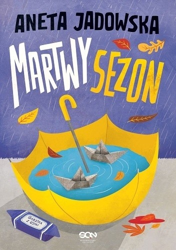 Martwy Sezon Aneta Jadowska - okładka książki przedstawiająca otwartą żółtą parasolkę w której zrobiła się kałuża; pływają w niej papierowe łódki - recenzja kryminału polskiego
