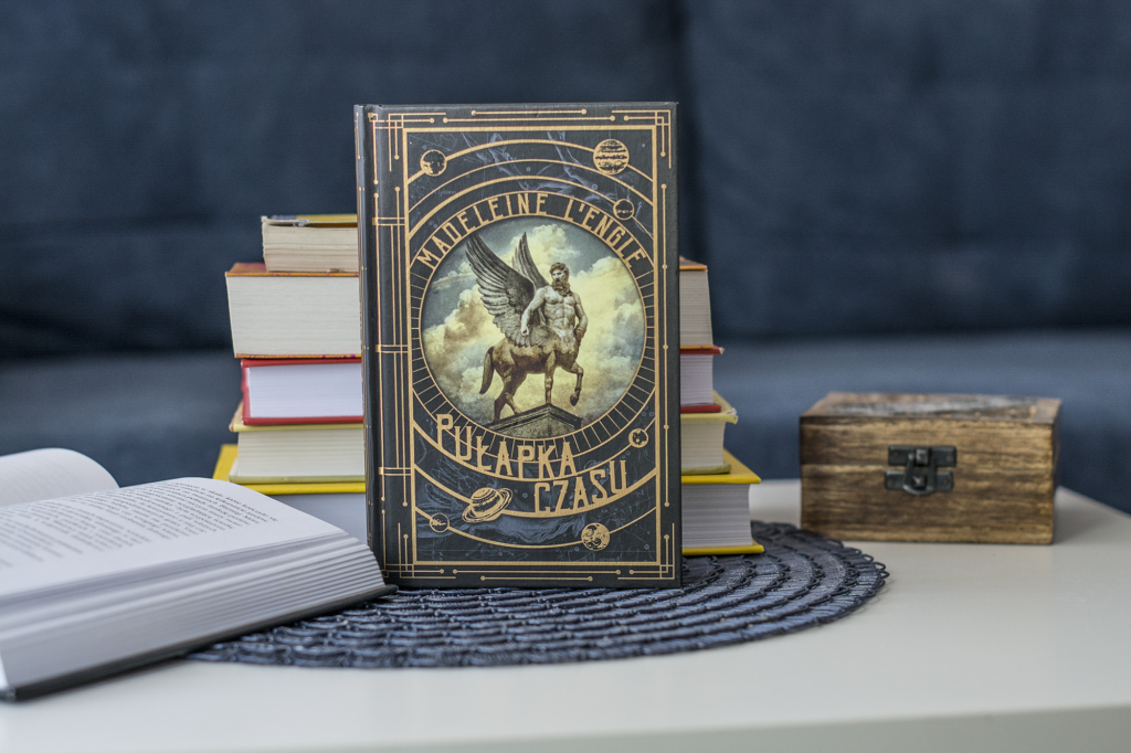 Pułapka czasu Madeleine L'Engle - recenzja książki SF, literatura dziecięca, pięknie wydana