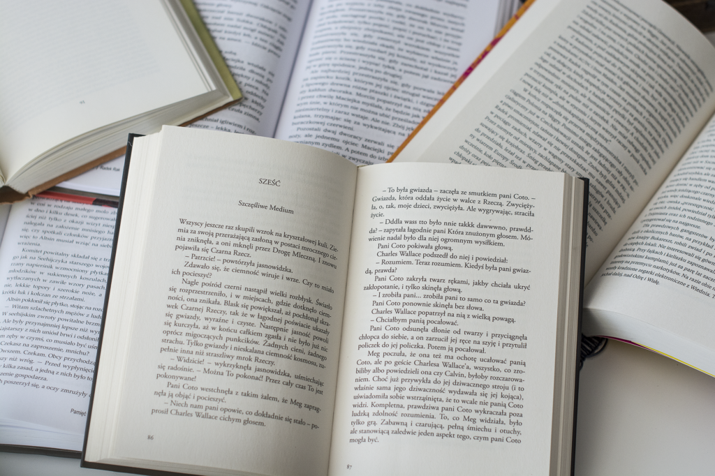 Pułapka czasu Madeleine L'Engle - recenzja książki SF, literatura dziecięca, pięknie wydana