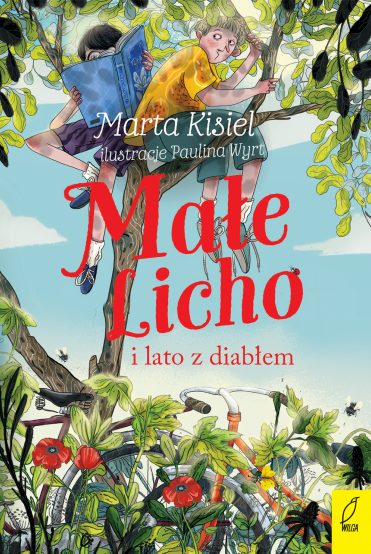 Małe Licho i lato z diabłem Marty Kisiel - okładka książki przedstawiająca dwóch chłopców na drzewie latem, jeden czyta książkę, za krzakami stoi rower - ilustracja do recenzji książki dla dzieci