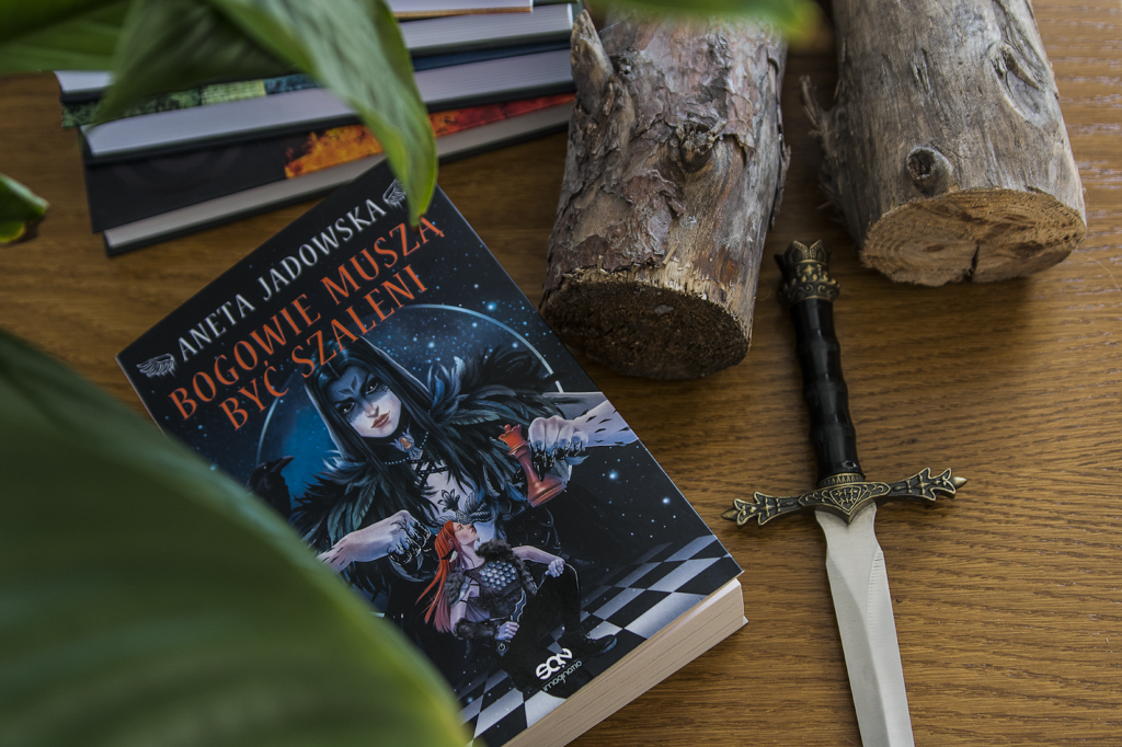 Bogowie muszą być szaleni Dora Wilk recenzja polskiej książki urban fantasy