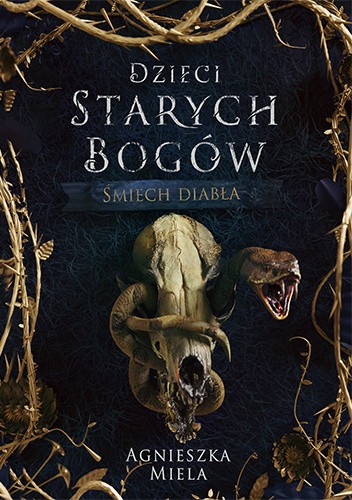 Śmiech diabła Agnieszki Mieli - okładka z czarnym tłem. Na środku czaszka, którą oplata wąż - ilustracja do recenzji powieści high fantasy