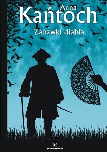 Zabawki diabła Anny Kańtoch - książka o niebieskiej okładce przedstawia czarną sylwetkę mężczyzny z kapeluszem, poprawej cień ręki z wachlarzem - ilustracja do recenzji historycznego fantasy