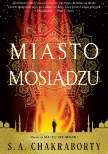 Miasto mosiądzu S.A. Chakraborty - okładka książki z złoto-czarno-pomarańczowych barwach