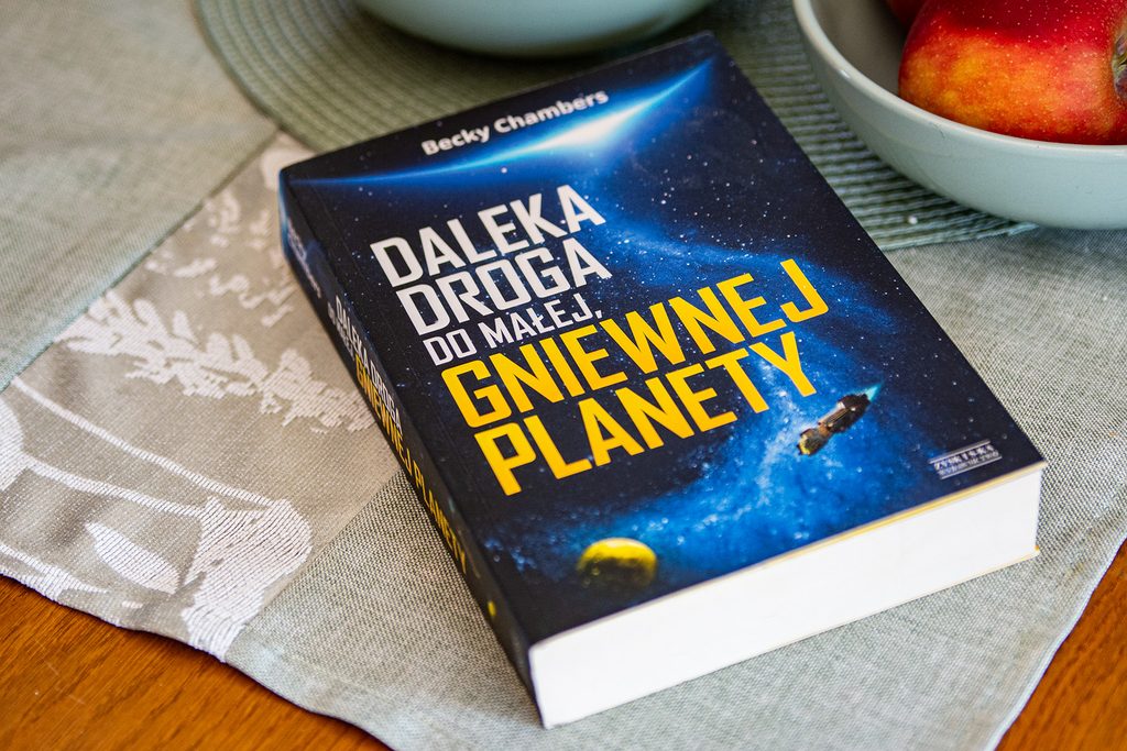 Daleka droga do małej, gniewnej planety - książka leży na blacie, widać jej okładkę
