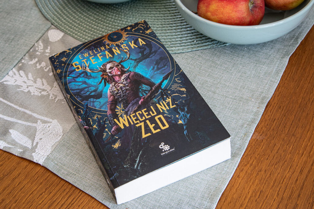 Więcej niż zło Eweliny Stefańskiej - książka leży na blacie stołu - ilustracja do recenzji