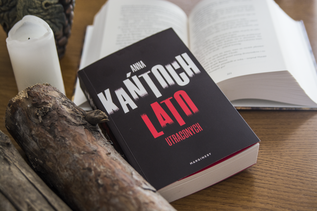 Lato utraconych Anny Kańtoch leży na blacie wśród ozdób
