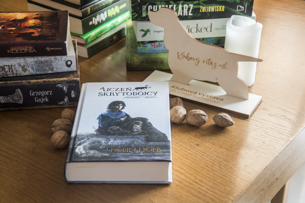 Uczeń skrytobójcy Robin Hobb - książka leży na blacie