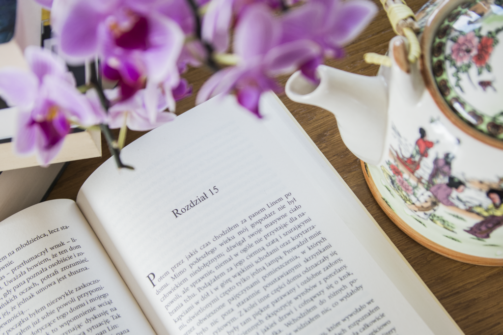 Kiedy byliśmy sierotami Kazuo Ishiguro - otwarta książka leży na blacie, widać rozdział 15