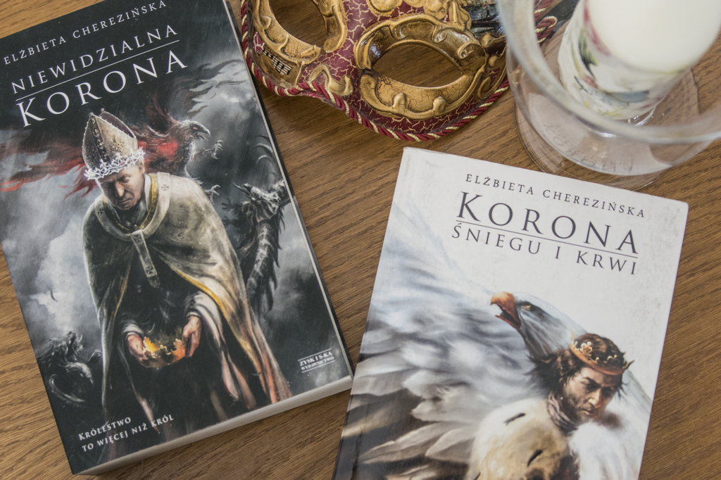 Niewidzialna korona   leży razem z pierwszym tomem na blacie