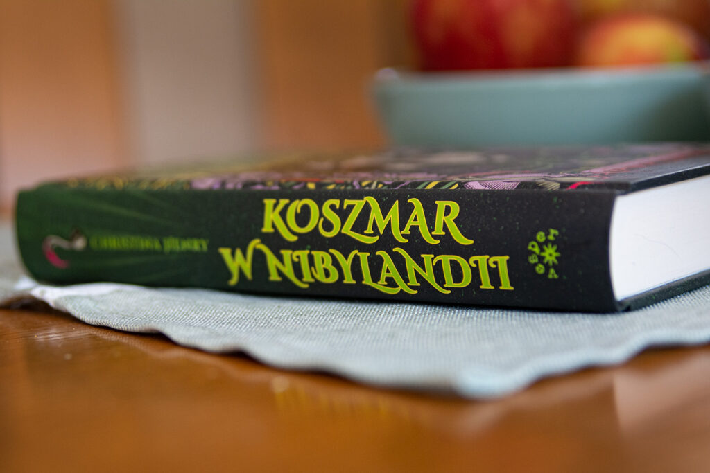 Koszmar w Nibylandii Christiny Henry - książka leży na blacie, zbliżenie na grzbiet