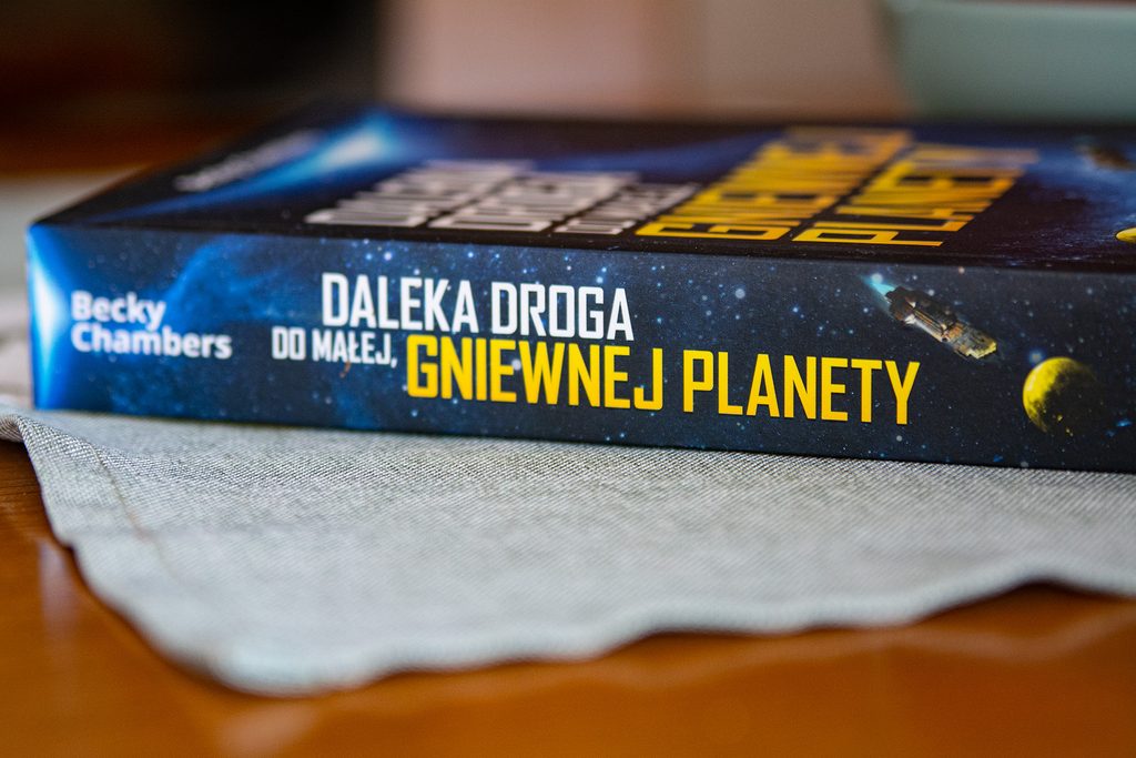 Daleka droga do małej, gniewnej planety - książka leży na blacie, widać jej grzbiet