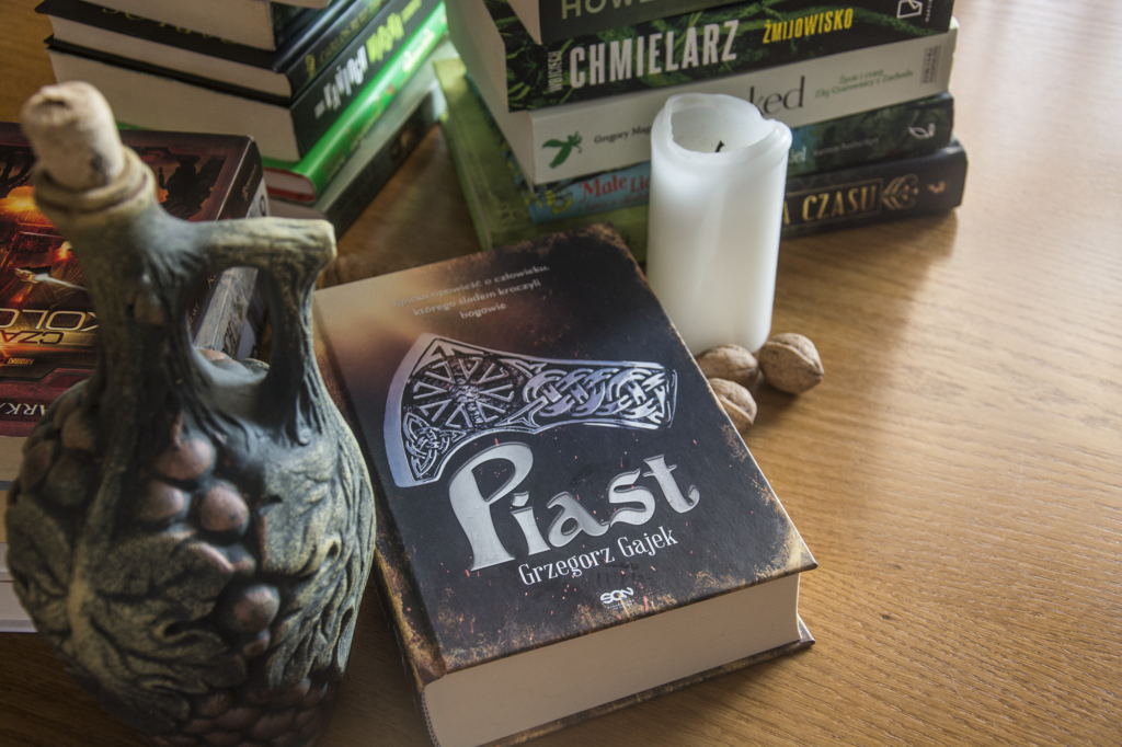 Piast Grzegorza Gajka - książka leży na stole wśród ozdób