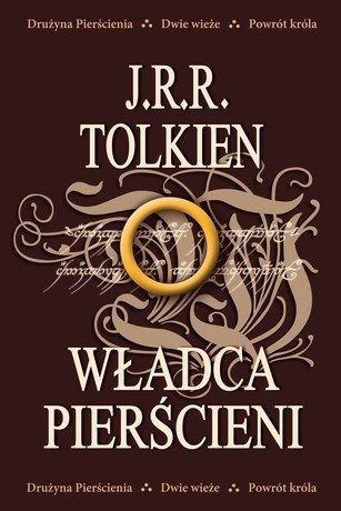 Władca Pierścieni J. R. R. Tolkien - brązowa okładka, na środku pierścień - ilustracja do recenzji powieści high fantasy