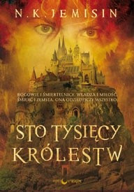 Sto tysięcy królestw Jemisin -pomarańczowa okładka przedstawia miasto na skale, w tle ludzka twarz z wyraźnymi oczami - ilustracja do recenzji