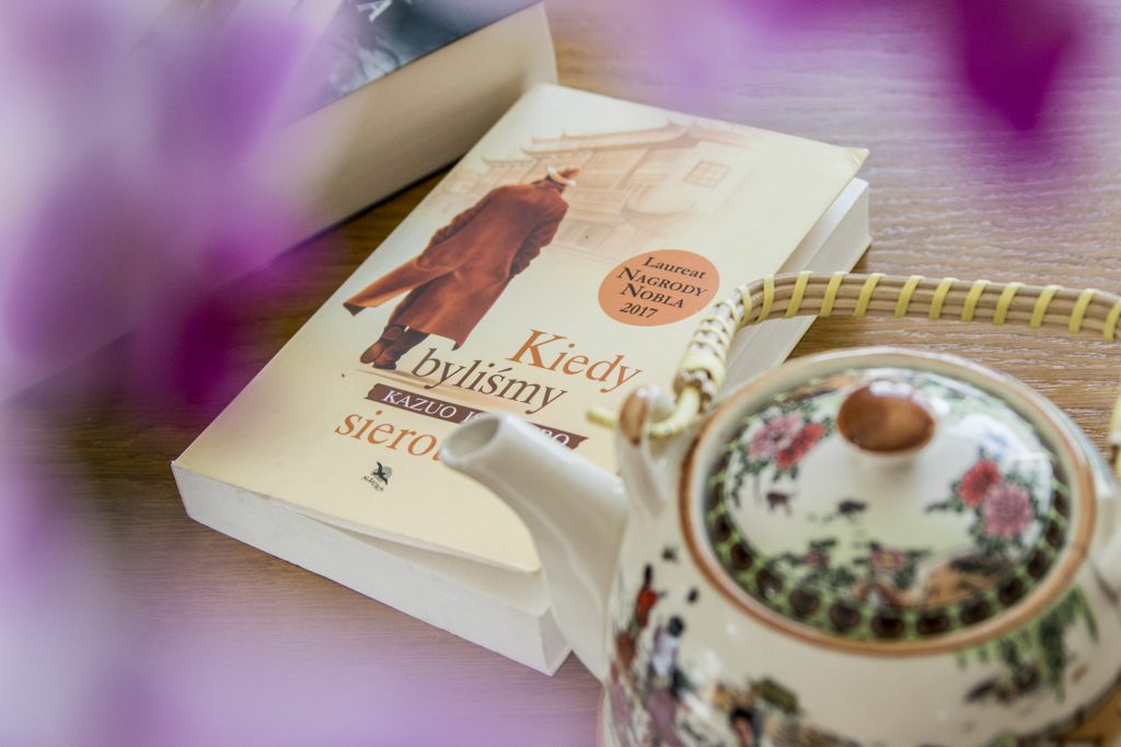 Kiedy byliśmy sierotami Kazuo Ishiguro - książka leży na blacie