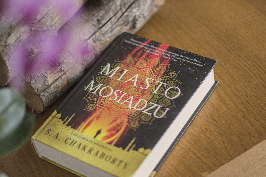Miasto mosiądzu S.A. Chakraborty - książka leży na blacie, widać okładkę