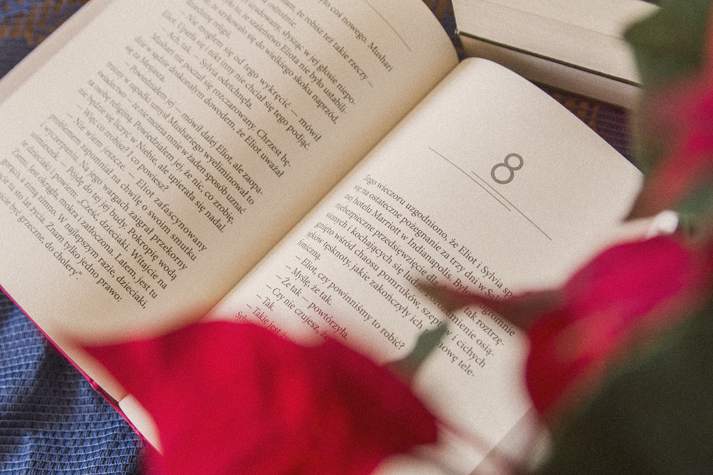 Niech Pana Bóg błogosławi, panie Rosewater Kurta Vonneguta - otwarta książka leży na blacie