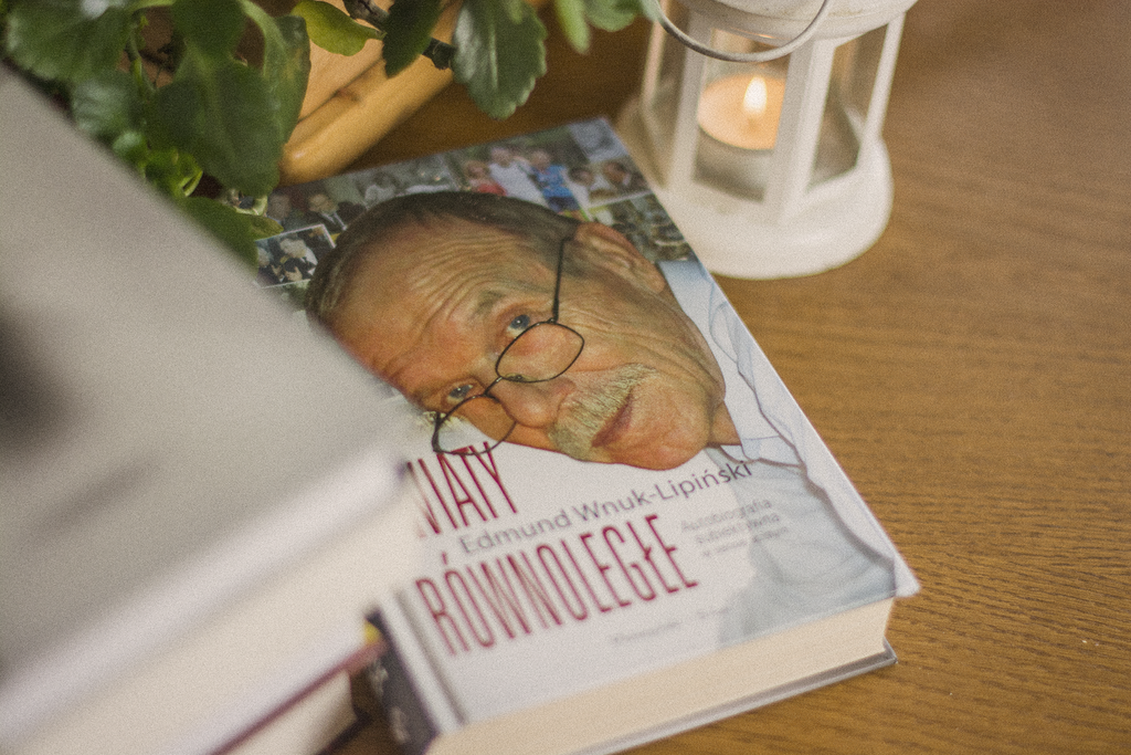 Światy równoległe. Autobiografia subiektywna w sensie ścisłym - książka leży na blacie