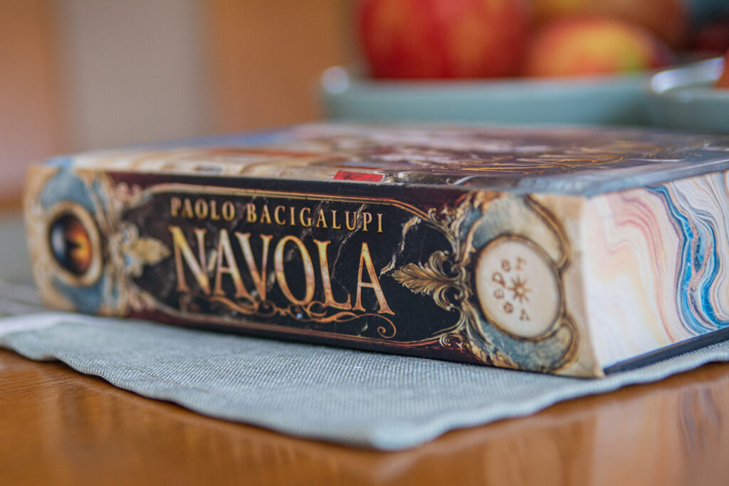 Navola Paolo Bacigalupiego grzbiet - książka leży na blacie