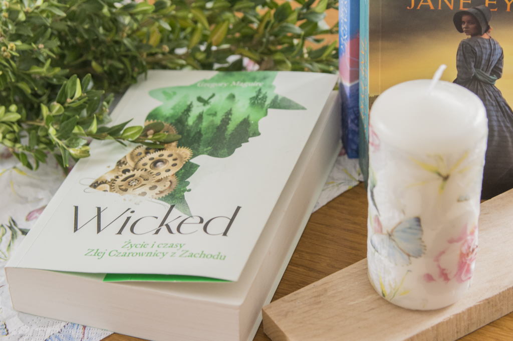 Wicked. Życie i czasy Złej Czarownicy z Zachodu McGuire - książka leży na blacie wśród ozdób - ilustracja do recenzji