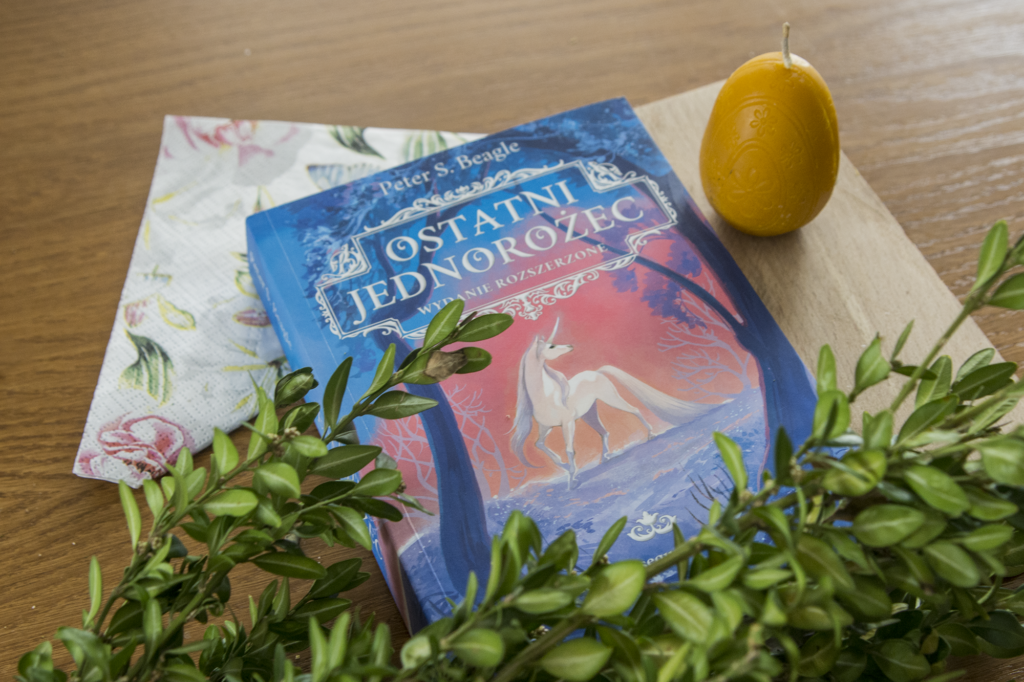 Ostatni jednorożec Petera S. Beagle - książa fantasy leży na stole