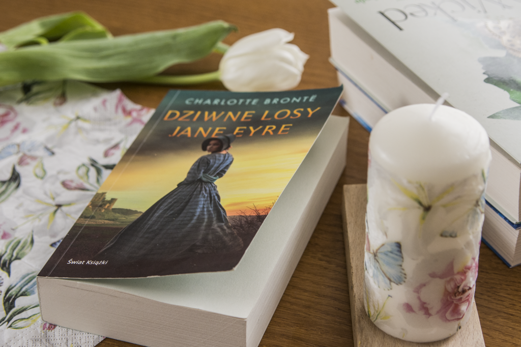 Dziwne losy Jane Eyre Bronte - klasyk literatury leży na blacie wśród ozdób