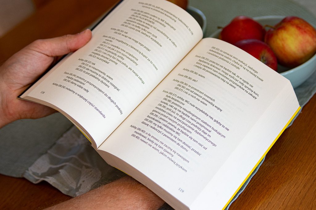 Daleka droga do małej, gniewnej planety - ktoś trzyma książkę, widać jej wnętrze