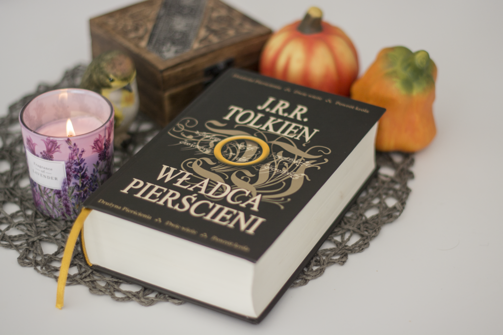 Władca Pierścieni J. R. R. Tolkien - książka lezy na blacie - ilustracja do recenzji powieści high fantasy