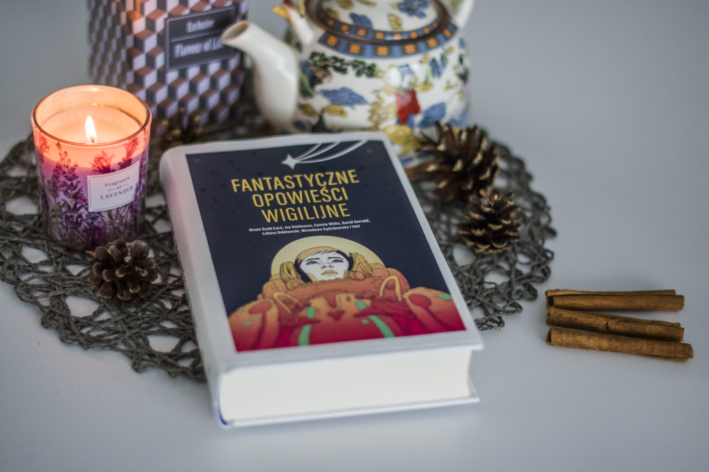 Fantastyczne opowieści wigilijne antologia - książka leży na blacie w otoczeniu ozdób - ilustracja do recenzji