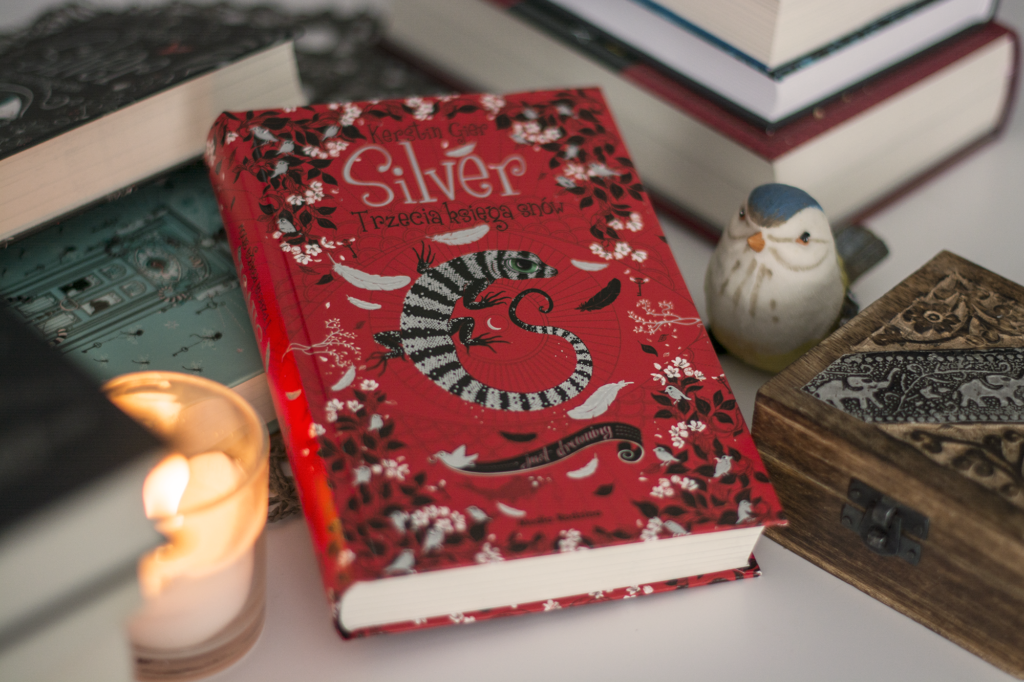 Silver. Trzecia księga snów Kerstin Gier - książka leży na blacie w otoczeniu ozdób - ilustracja do recenzji