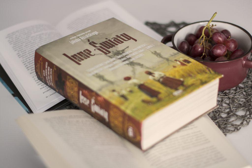 Inne światy antologia - książka lezy na blacie w otoczeniu ozdób - ilustracja do recenzji