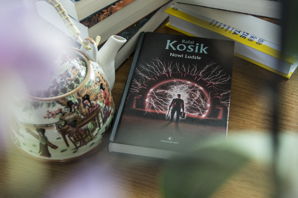 Nowi Ludzie Rafała Kosika - książka leży na blacie
