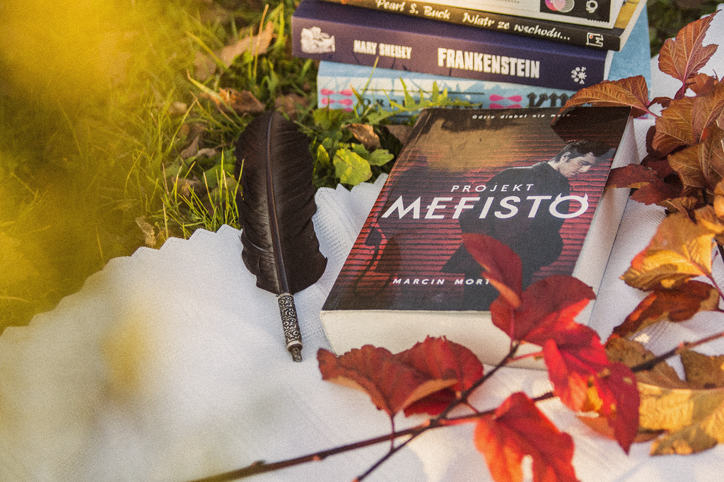 Projekt Mefisto - książka leży na kocu, jesienią