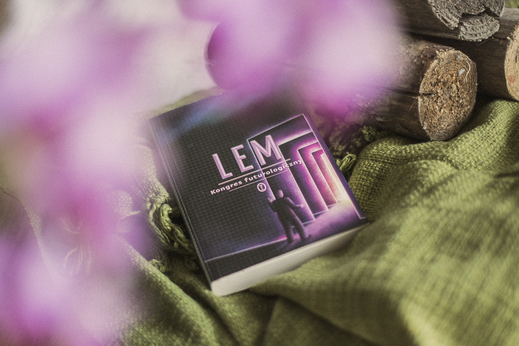 Kongres Futurologiczny Stanisław Lem - książka leży wśród ozdób