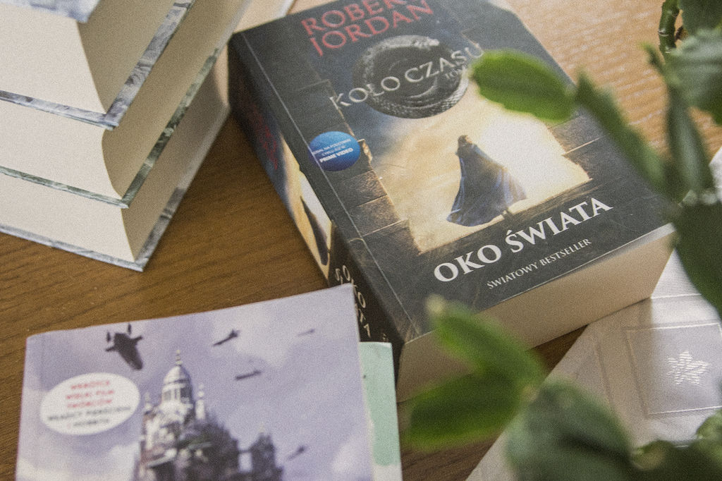 Oko świata Jordana - książka leży na blacie