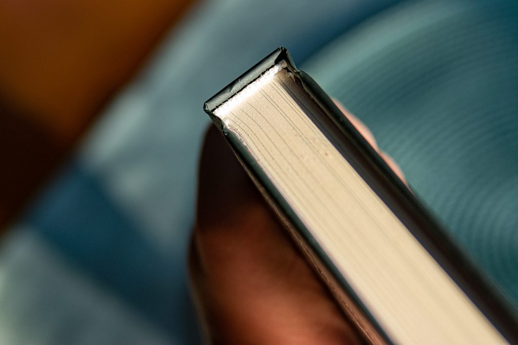 Papierowy Mag Charlie N. Holmberg - zbliżenie na łączenie kartek z grzbietem