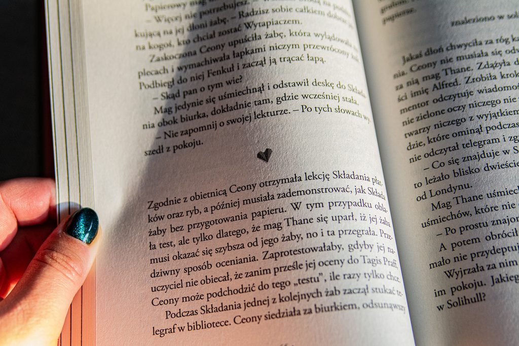 Papierowy Mag Charlie N. Holmberg - wnętrze książki; widać ozdobne, papierowe serce oddzielające segmenty tekstu