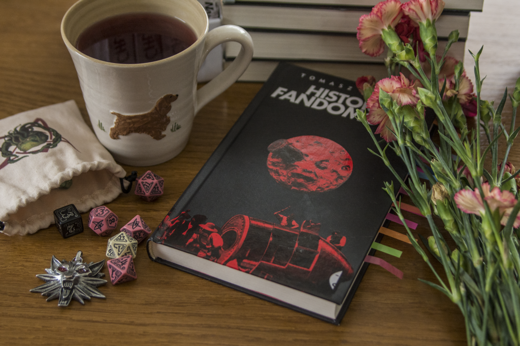 Historie fandomowe tomasz pindel - książka leży na blacie w otoczeniu ozdób