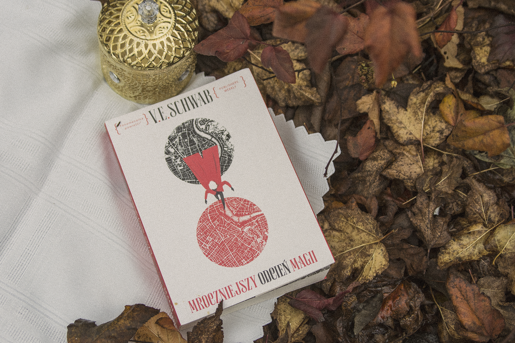 Mroczniejszy odcień magii V. E. Schwab - książka leży wśród jesiennych liści