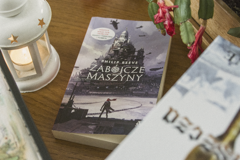 Zabójcze maszyny - książka leży na blacie