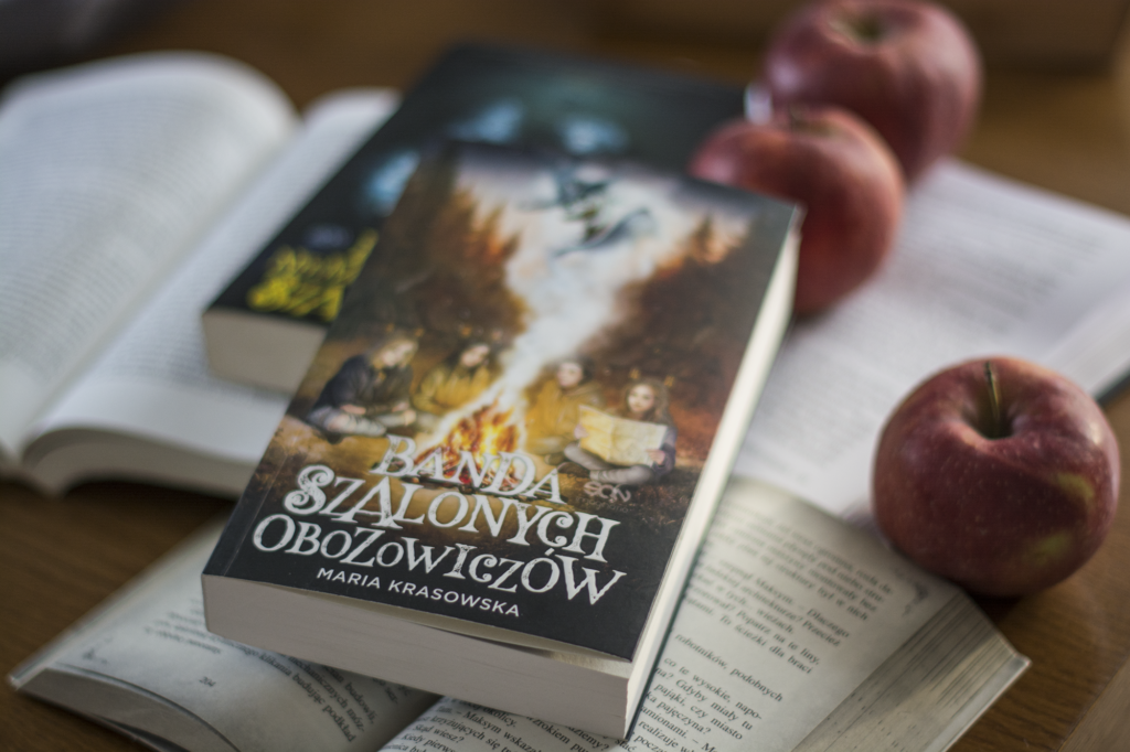 Banda szalonych obozowiczów Marria Krasowska - książka leży na blacie